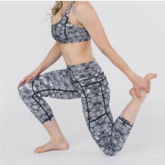 Zyia Snakeskin Coated Cropped Leggings Size 8-10 - Picture 1 of 13
